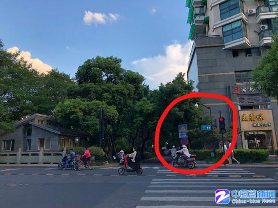 古新路上公共厕所旁的禁停标志