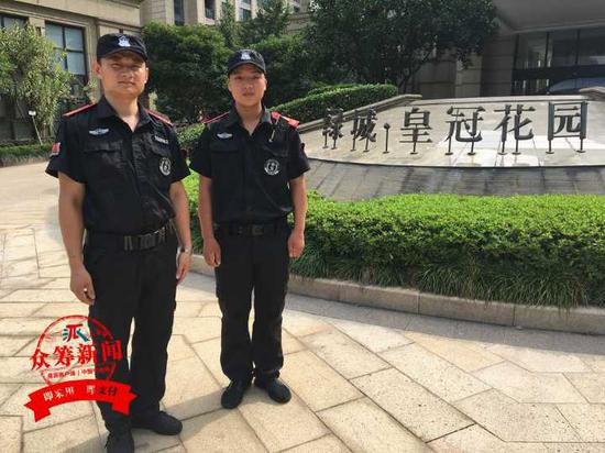 申佐军说,站在窗沿上是个4岁小男孩,他离开时,孩子的爸爸妈妈都吓哭了。