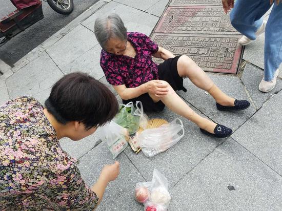 同事远程襄助共同救助老人