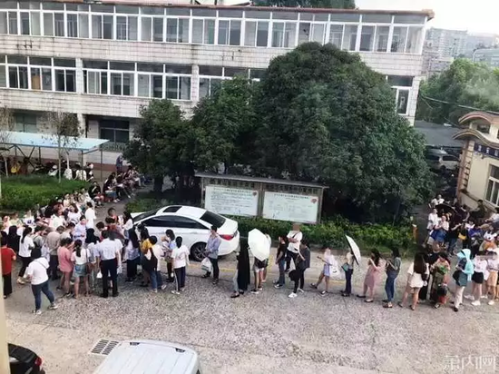 萧内网拍摄的萧山人排队打疫苗