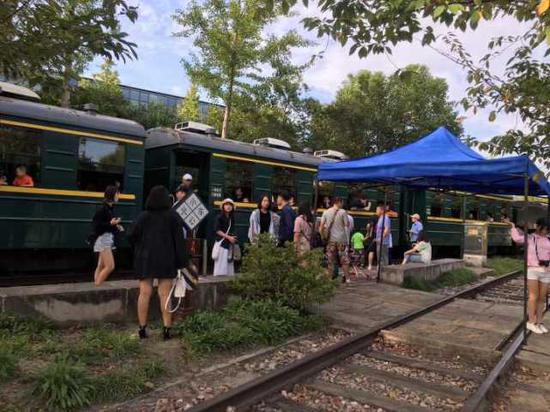 (上图:乘坐白塔小火车,孩子们可喜欢了!七天长假,景区被“家庭游”霸屏。任女士 摄)