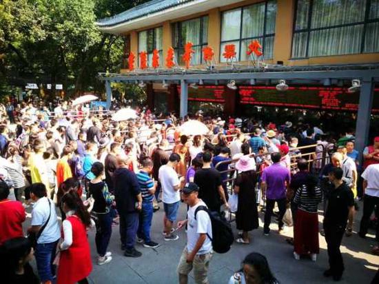 (上图:10月3日10时,灵隐飞来峰售票处。王先生 摄)