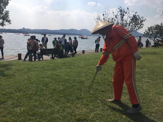 环卫工人进行保洁