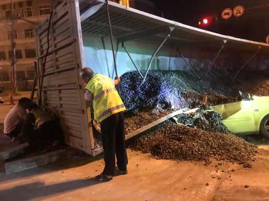 杭州现惨烈车祸 半挂车侧翻将小车压扁司机被