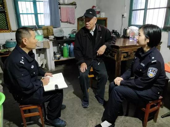 民警三天两头外出找人唠嗑 只为找到去世40年