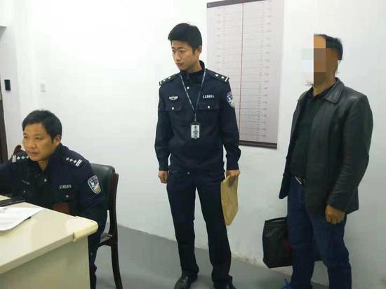 梅城派出所民警胡鑫纳在详细了解了事情经过。
