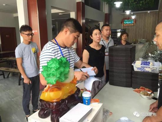 温岭滨海镇党委副书记郑媛媛用柔肩挑起重担