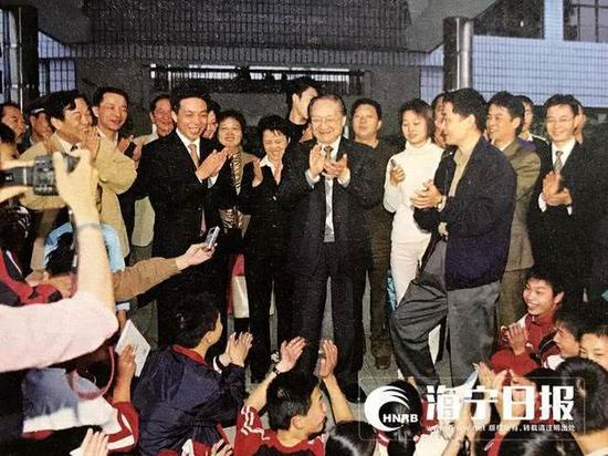 2003年10月25日,金庸在海宁高级中学。