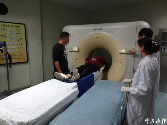 当事司机和女友在医院检查