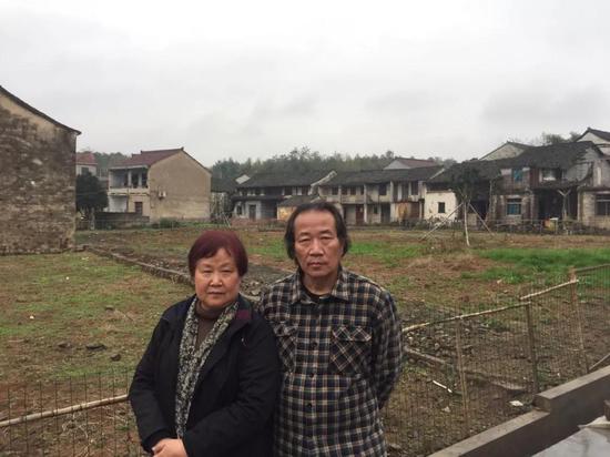 胡汉华和胡汉平在闾儒香出生地三界溪头村老宅前