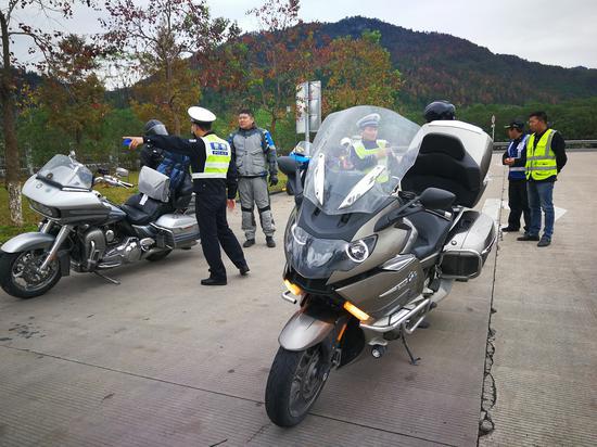 图为:擅自驾驶摩托车上高速被浙江高速交警查获。 李巍 摄