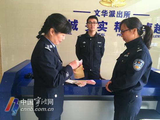 (白鹤派出所民警将善款护送到文华派出所)