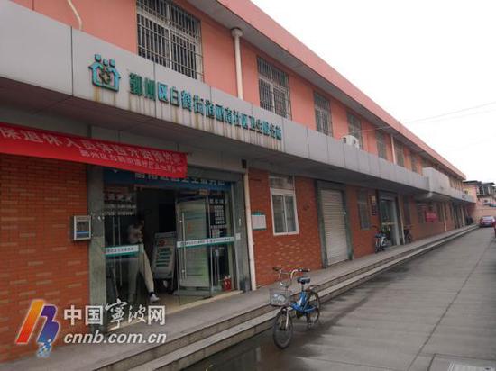 (”流浪哥“常沿着河道旁的小路走到卫生服务站这边)