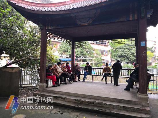 (在座的老人们也对他很了解,不少人还给他捐物捐款过,但也被婉拒)