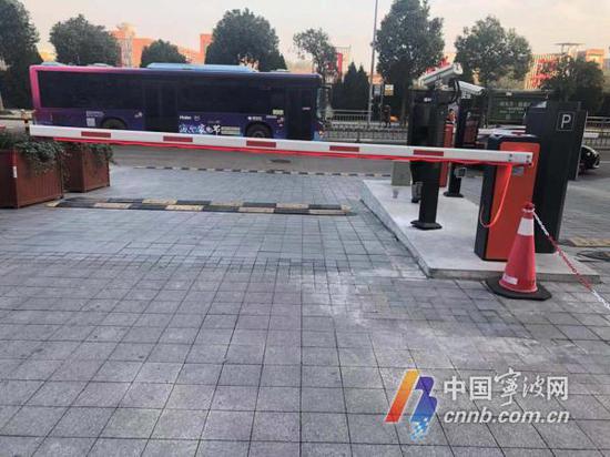 (11月28日,记者在现场看到,道闸已能正常使用)