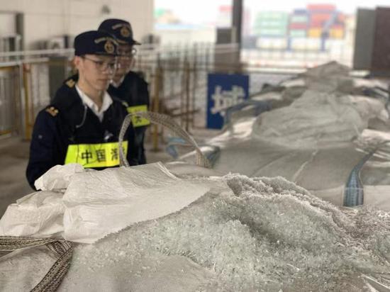 图为宁波海关关员正在对PET瓶片进行查验 赵翊凯摄