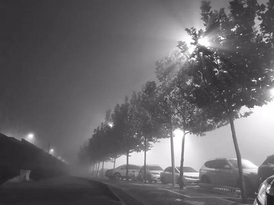 雾霾中的北京之夜。|摄影:铁男