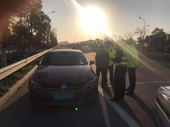 12月18日,楚门交警当场查获了一名偷偷开车的“失驾”人员罗某。