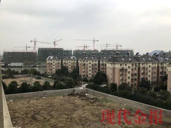 星城半岛小区里将要造新楼的空地