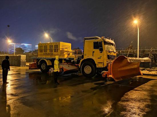 在机坪备战的推雪车