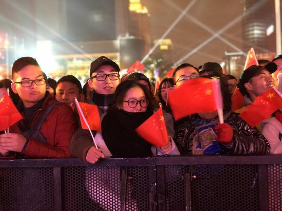 现场观众正在欣赏3D灯光秀 李子豪 摄
