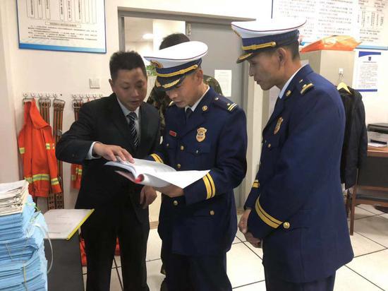 图为:湖州消防开展元旦跨年夜消防安全集中夜查行动。 湖州消防提供