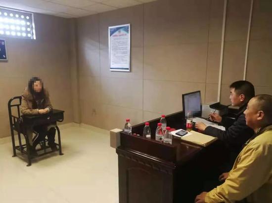 图为:案情审讯 台州公安供图