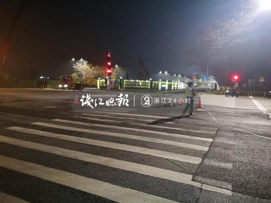 在路口的西侧,东向西方向车道上停着一辆工程车。目前交警正在勘查现场。