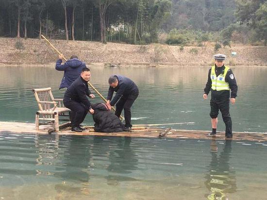这场充满危险的救援持续了十多分钟,谷某一直处于失控痛哭难以交流的状态。