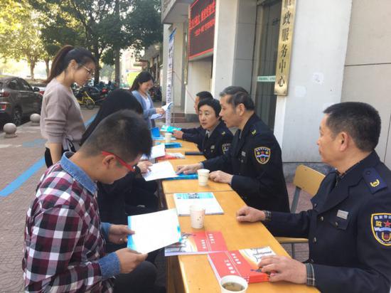 图说:开展“无欠薪”宣传