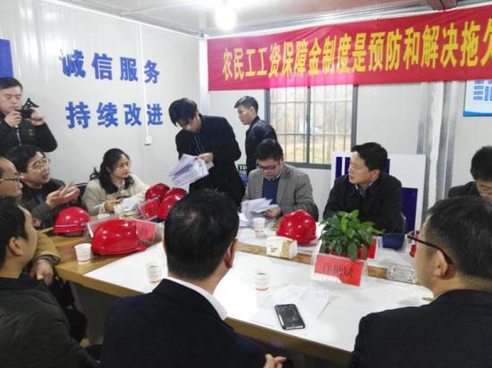 图说:劳动监察部门检查农民工工资支付工作。