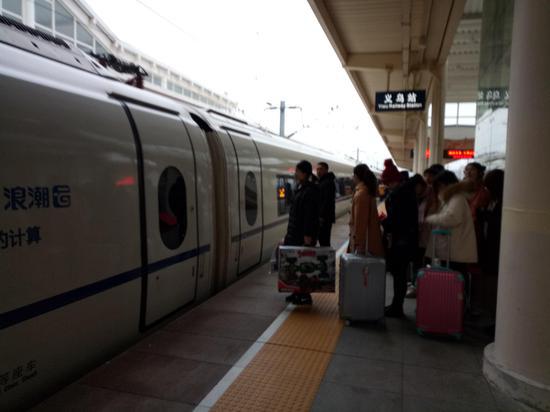 旅客排队乘坐高铁。 斯多林 摄