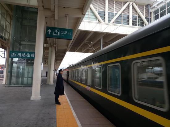 途经义乌站的普速列车 。 斯多林 摄