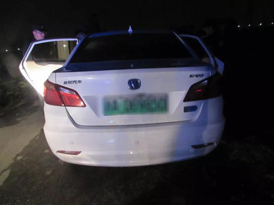 民警发现了一辆可疑的白色轿车