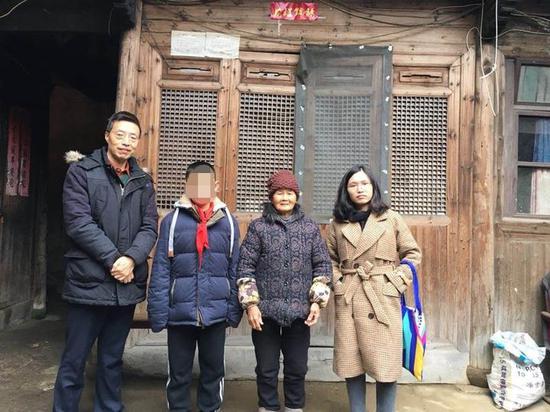 记者跟小杰一家合影