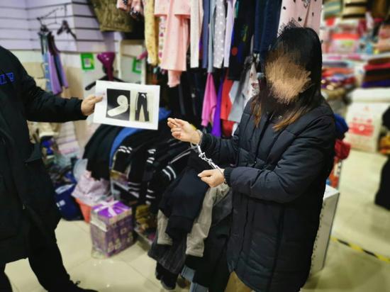 指认现场 。 谢攀 摄