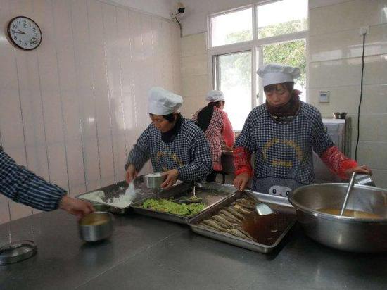 舟山大展居家养老服务照料中心老年食堂,海鲜每季都会“上新”。