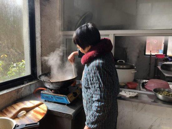 1月17日,东阳七秩塘村老年之家的厨师陈桃卿在为老人炒菜。