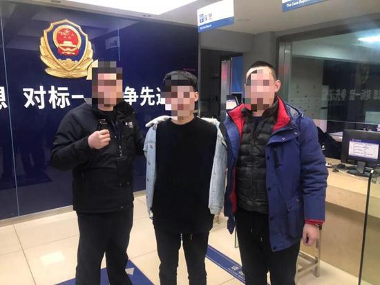 警方抓获的贩毒嫌疑人(中)。警方 供图