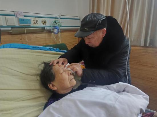 俞忠豪耐心又细致地照顾妻子