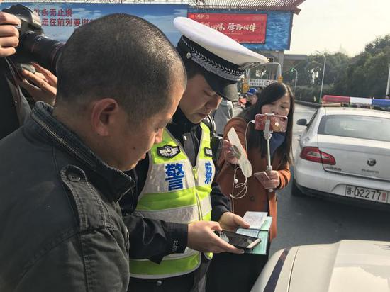 交警对司机进行安全教育。浙江新闻客户端记者王晨辉 摄