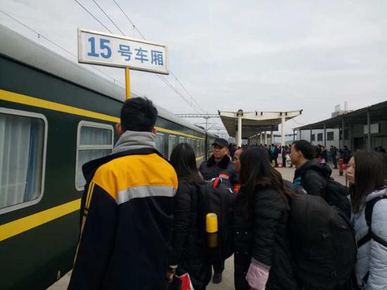 义乌站积极组织乘降 。 义乌站提供