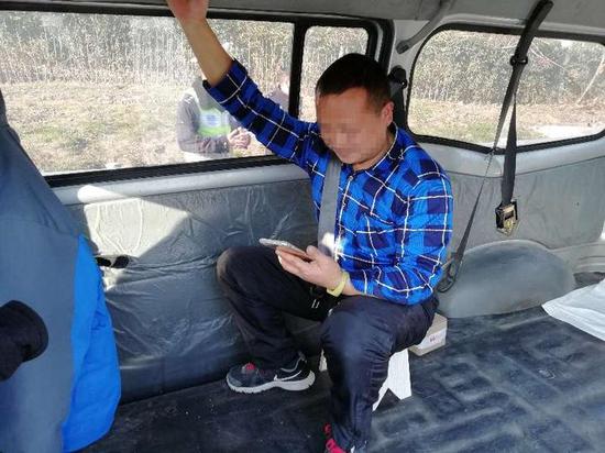 “你这样系安全带有用吗?”民警问这名乘客。