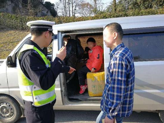 “你就让儿子坐在这3000支笔上,安全带也没有,座椅也拆掉了,你害不害怕?”