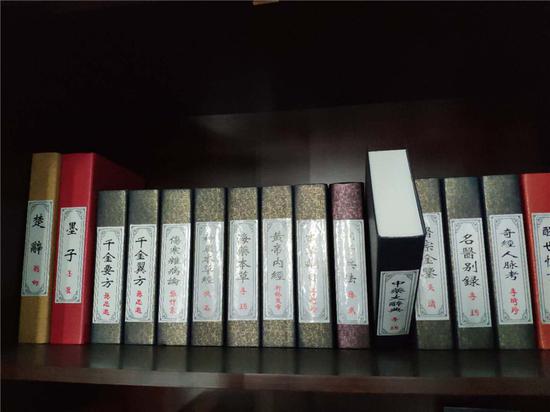 图为摄影棚内放置的装饰品 海曙区市场监管局供图