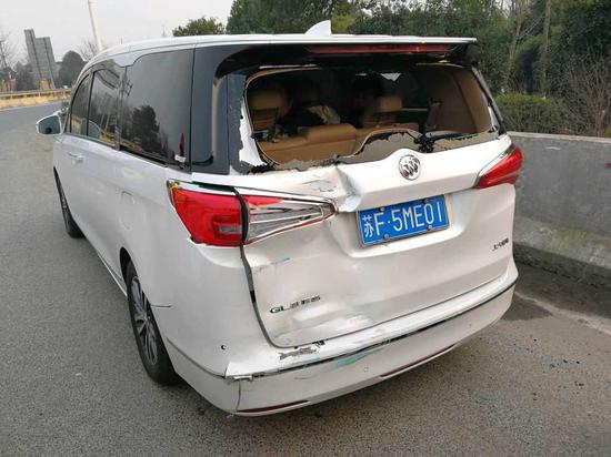 图为被张某追尾的车。 嘉兴高速供图