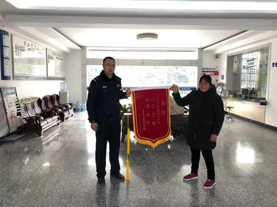 △群众送来“为民除害 破案迅速”的锦旗