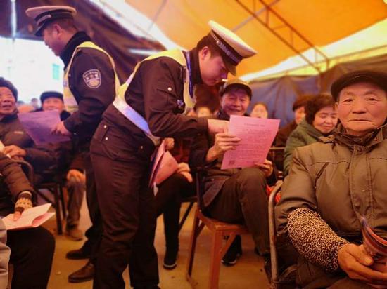 交警在台下向观众分发、讲解。东阳公安提供
