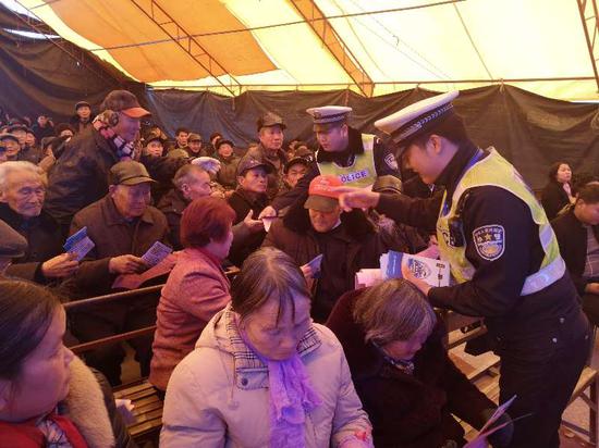 交警在台下向观众分发、讲解。东阳公安提供