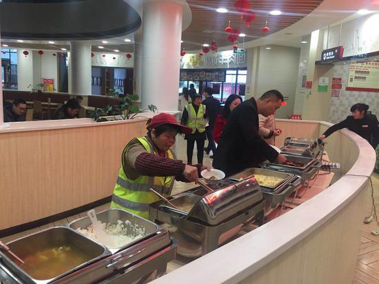 图为就餐现场。 徐孟权 摄